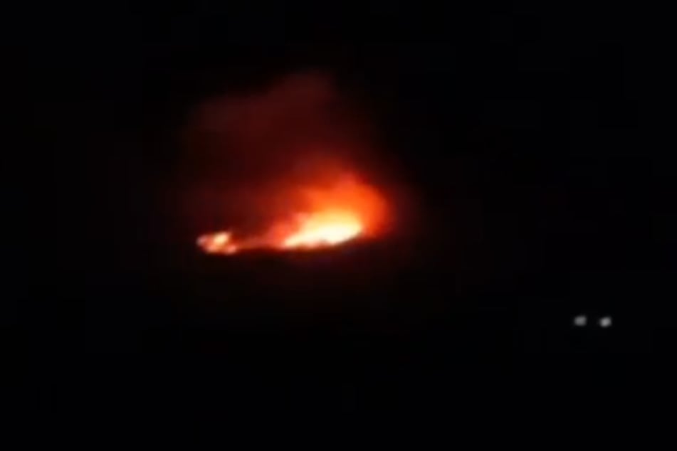 Videoaufnahmen zeigen das Feuer auf dem Kilimandscharo aus sicherer Entfernung.