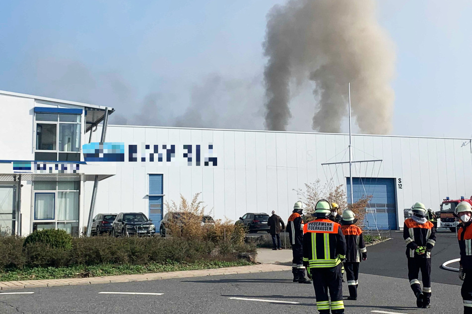 Dichte Rauchwolken stiegen über einer Fertigungshalle in Giebelstadt bei Würzburg auf.
