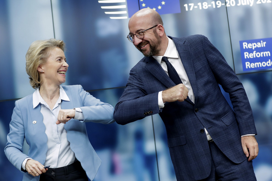 Die Präsidentin der Europäischen Kommission Ursula von der Leyen (61, l.), und der Präsident des Europäischen Rates Charles Michel geben sich nach dem EU-Gipfel nicht die Hand, sondern den Ellbogen.