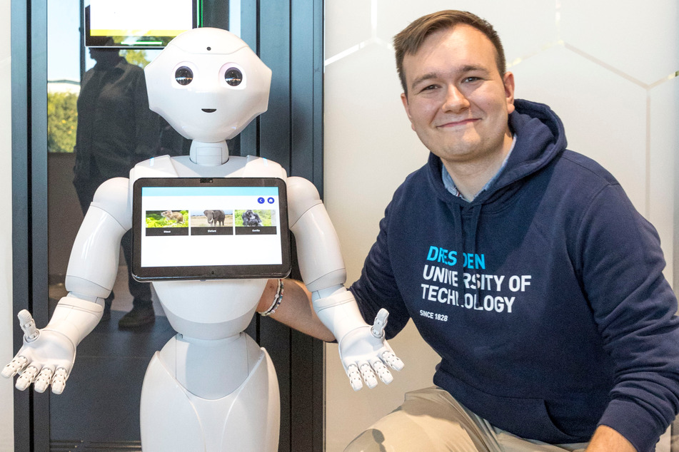 Dieser Roboter half bei der Moderation des Sommerempfangs mit. Er wurde von TU-Studenten wie Richard Schuster (24) programmiert.