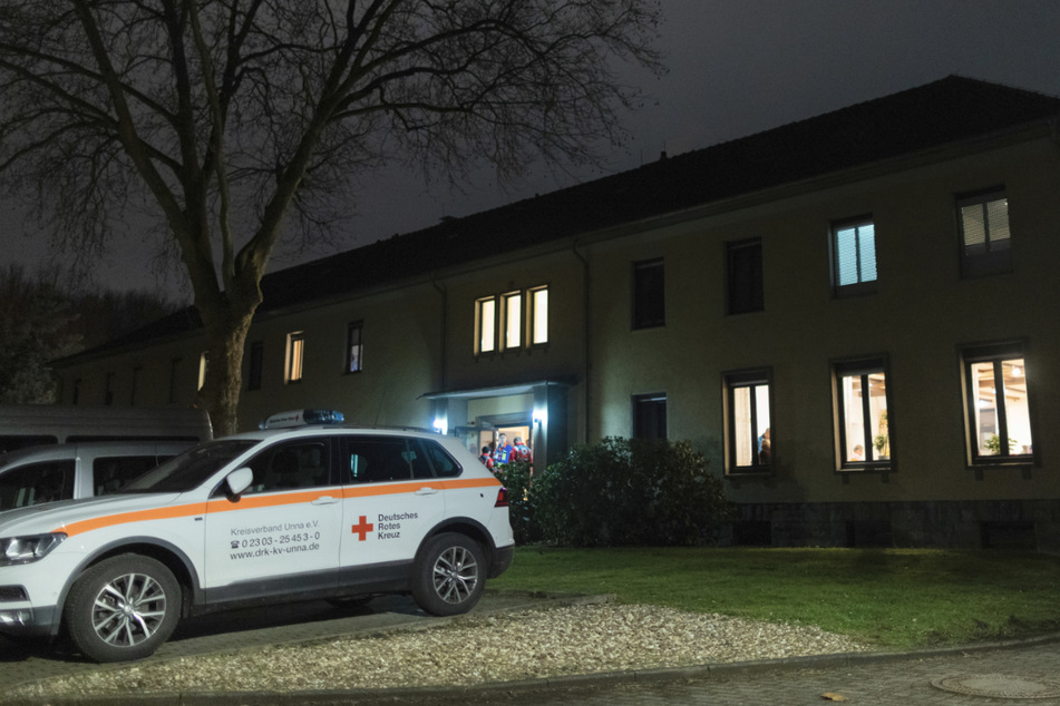 Zwei Tote, eine schwer und eine leicht verletzte Person - so lautet die traurige Bilanz nach einem Brand in einer Einrichtung für Behinderte in Kamen im Kreis Unna (NRW).
