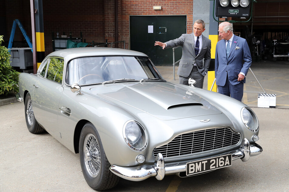 Königs Charles III. (74) traf den noch aktuellen Geheimagenten-Darsteller Daniel Craig (55) bereits persönlich und ließ sich das ikonische Filmauto von Aston Martin zeigen.