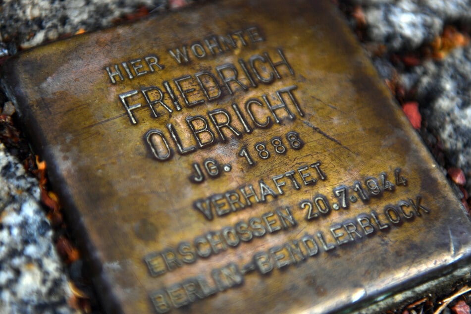 In Chemnitz erinnert dieser Stolperstein am einstigen Wohnort Olbrichts an den erschossenen General.