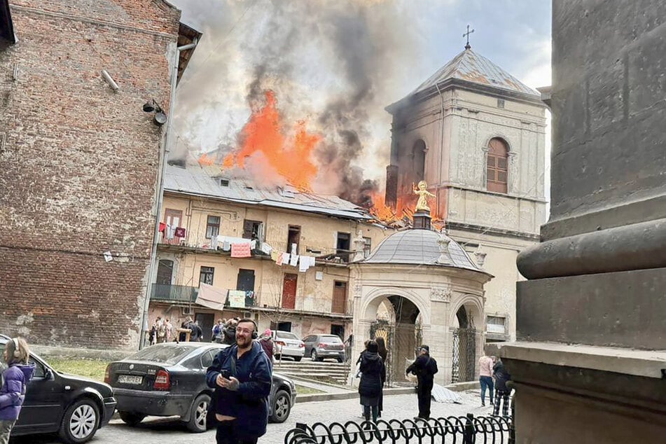 In Lwiw (Lemberg) habe es Feuer an Gebäuden der St. Andreas Kirche gegeben, deren Geschichte bis Anfang des 17. Jahrhunderts zurückreiche.