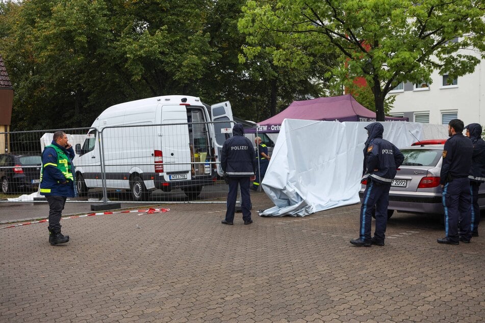 Einsatzkräfte der Kriminalpolizei und des Technischen Hilfswerks haben den Tatort an der Dr.-Georg-Betz-Straße abgesperrt.