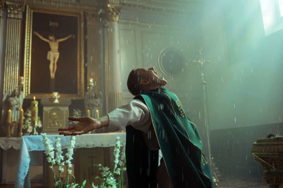Daniel (Bartosz Bielenia) geht in seiner Rolle als Priester voll auf.