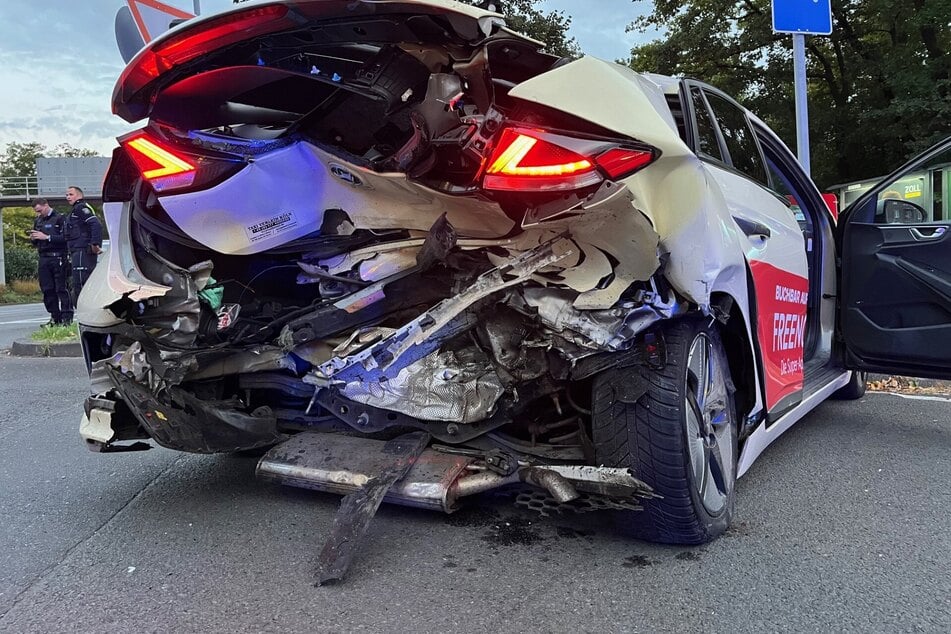 Das Heck des Taxis wurde bei dem Auffahrunfall vor der Lanxess-Arena völlig zerstört.