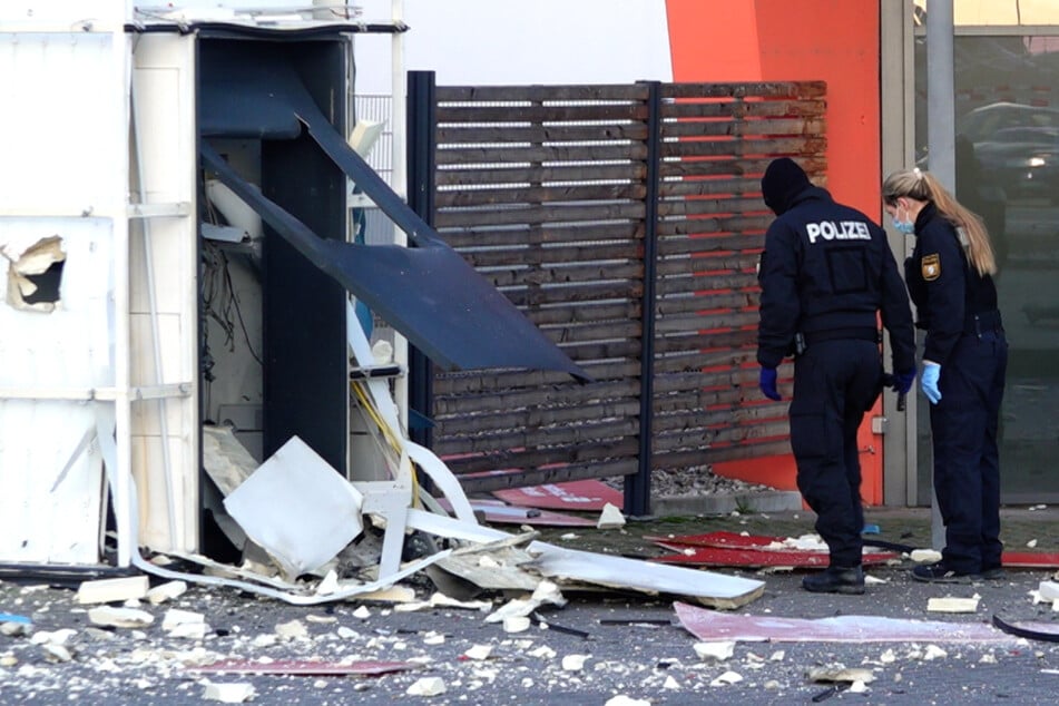 Im Umfeld des gesprengten Geldautomaten hat es massive Zerstörungen gegeben.