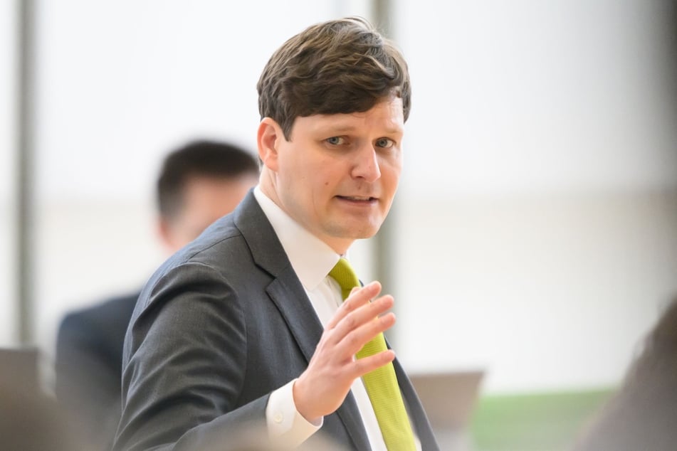 Kultusminister Conrad Clemens (42, CDU) will keine Lehrer mehr verbeamten.