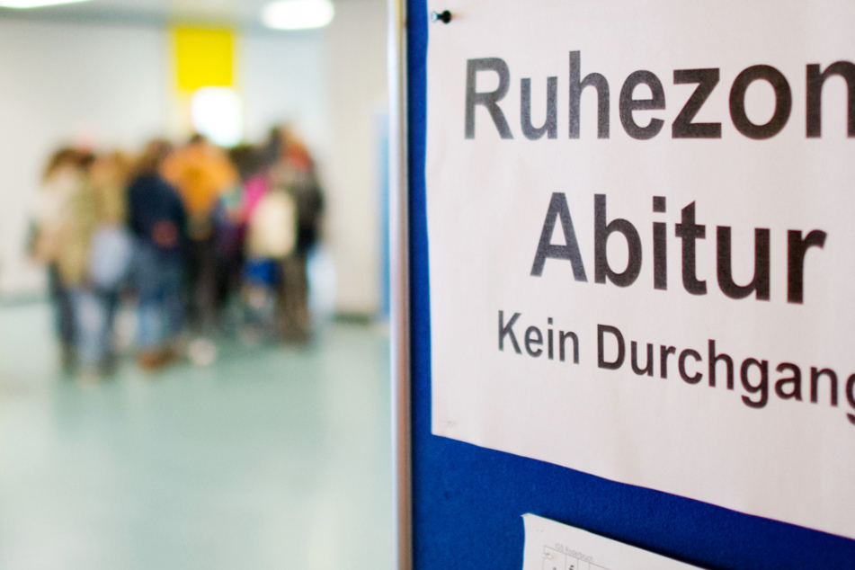 Ein Schild "Ruhezone Abitur" hängt während der Abiturprüfung in einer Gesamtschule.