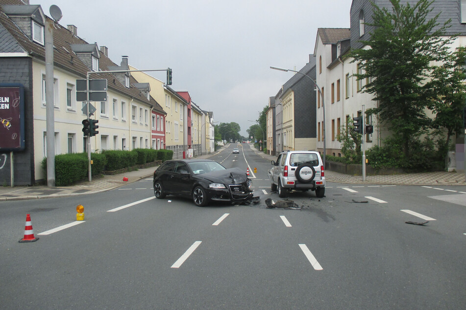 Im Kreuzungsbereich stießen die beiden Autos frontal zusammen.