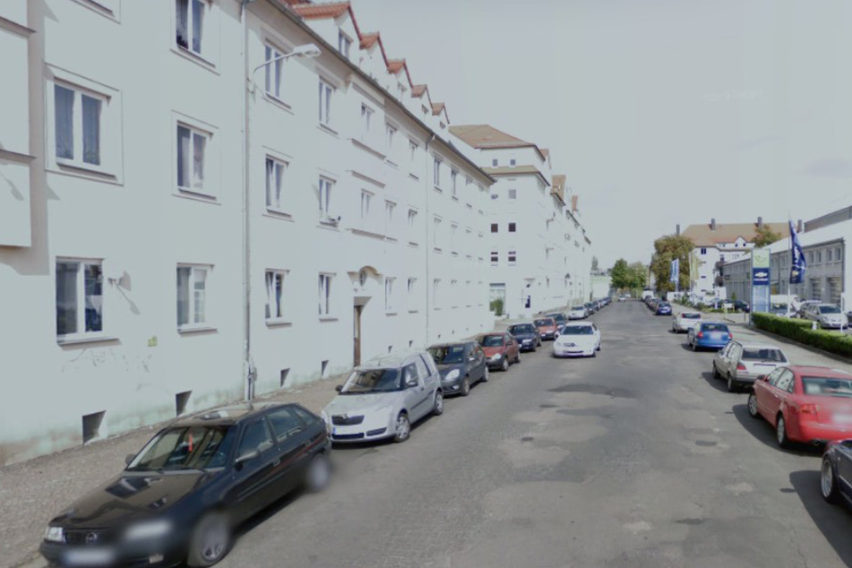 Ein 22-Jähriger soll Sonntagnacht mehrere Sachbeschädigungen auf der Groitzscher Straße verübt haben, bis schließlich ein Schuss fiel!