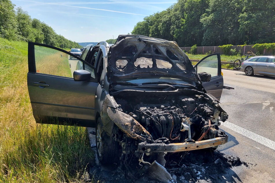 Dieser Mazda geriet am Samstagnachmittag auf der A4 bei Chemnitz in Flammen.