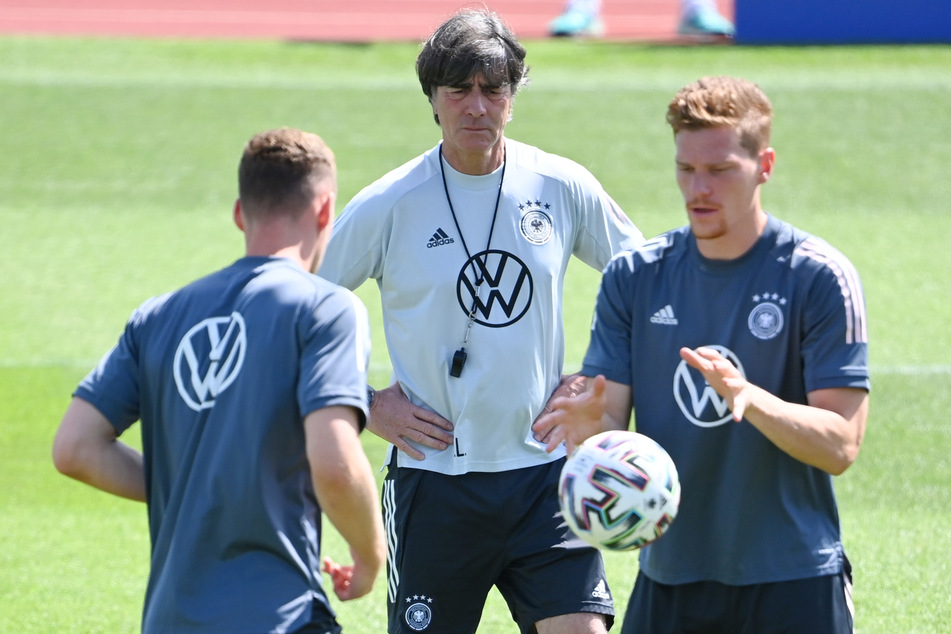 Linksverteidiger Marcel Halstenberg (29, r., hier neben Bundestrainer Joachim Löw, 61, M., und Joshua Kimmich, 26) will Gulácsi (31) gern "ein, zwei Tore einschenken".