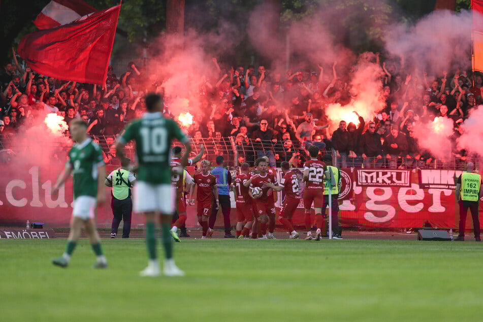 Am Freitagabend brannte es minutenlang lichterloh im Fanblock der Würzburger Kickers. Das Derby beim 1. FC Schweinfurt stand kurz vor dem Abbruch.