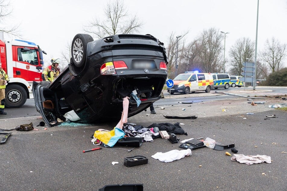 Die beiden Insassen des BMW hatten sich nach dem Crash eigenständig aus dem Wagen befreien können.