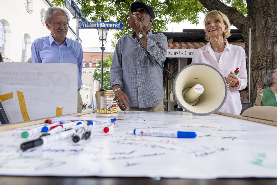 Christian Ude (76, SPD, l.), Ron Williams (82, M.) und Uschi Glas (80) werben in München für ihre Aktion.