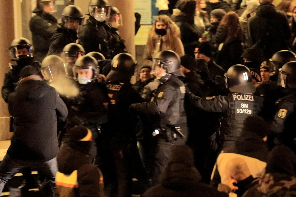Verletzte Polizisten, beschädigte Polizeifahrzeuge. Bei einer Corona-Demo in Bautzen kam es zu schweren Rangeleien.