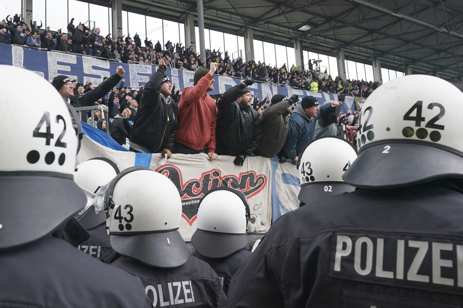 Die Fans von Hansa Rostock geraten immer wieder mit der Polizei in Konflikt.