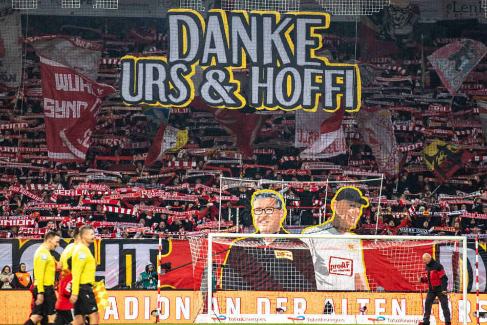 Nach ihrem Abschied von Union Berlin wurden Urs Fischer und sein Co-Trainer Markus Hoffmann von den Fans mit einer Choreografie gefeiert. (Archivfoto)