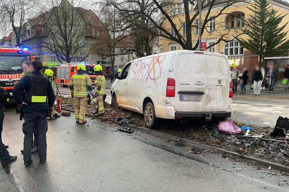 Nach dem Zusammenstoß steht der Transporter quer auf den Schienen.