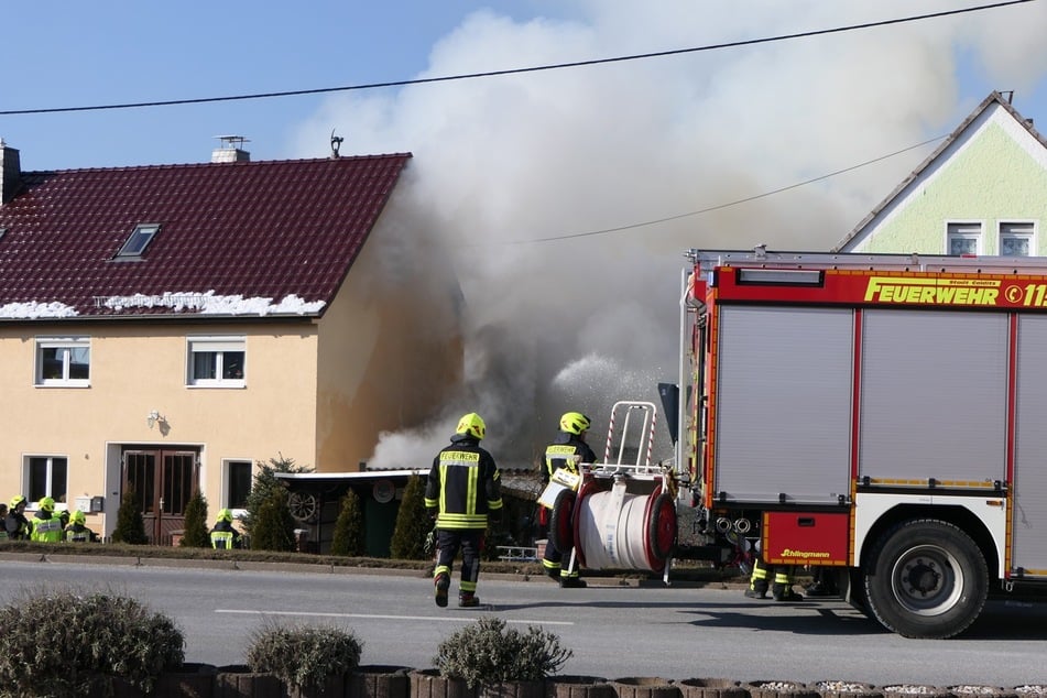 Ein Schuppenbrand hat am Montag zu einem größeren Einsatz der Feuerwehr im Colditzer Ortsteil Schönbach geführt.