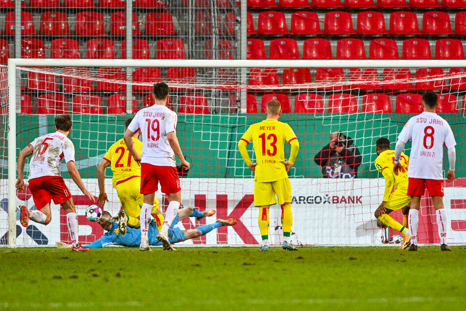 Hier scheitert Emmanuel Dennis (2.v.r.) vom Elfmeterpunkt an Jahn-Keeper Alexander Meyer (2.v.l.).