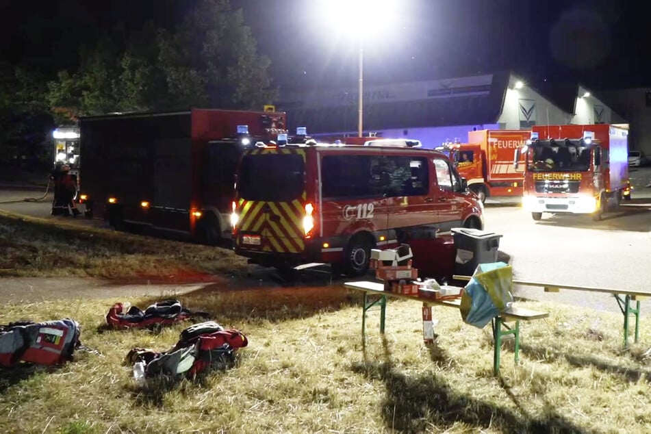 Großeinsatz in Ettlingen: Gasflaschen bei Brand lösen Explosionsgefahr aus
