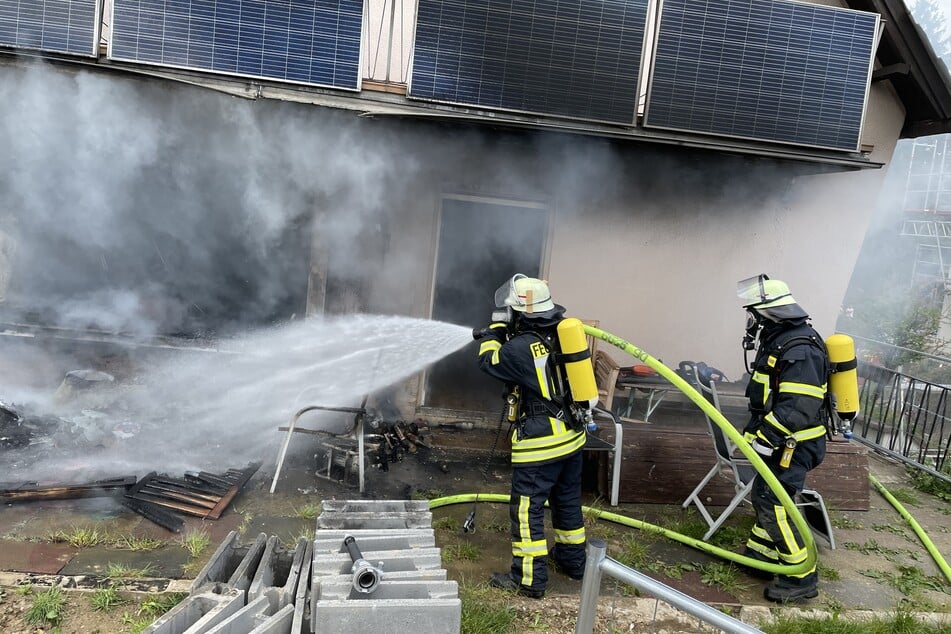 50 Einsatzkräfte waren nötig, um das Feuer und die Rauchentwicklung unter Kontrolle zu bekommen.