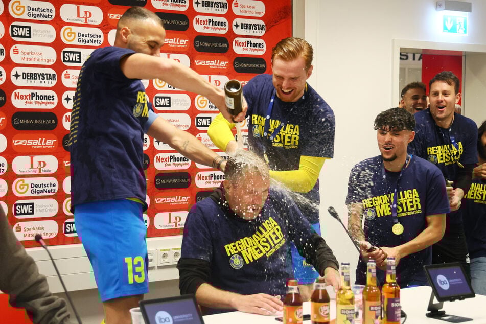Zur Feier des Tages gab es auch eine Bierdusche für den Trainer.