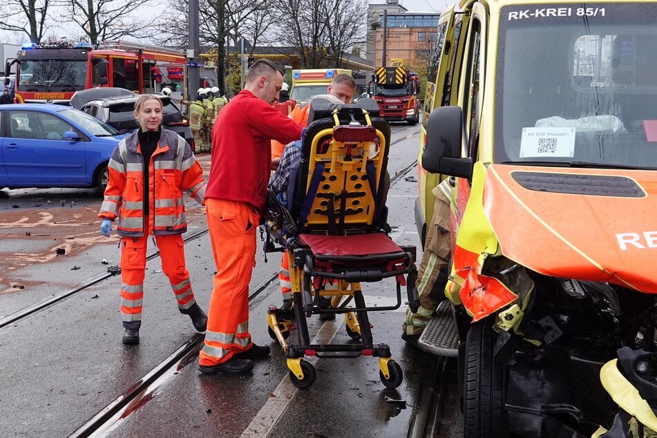 Glücklicherweise blieb der zu transportierende Patient unverletzt. Er wurde mit einem anderen Rettungsfahrzeug ins Krankenhaus gebracht.