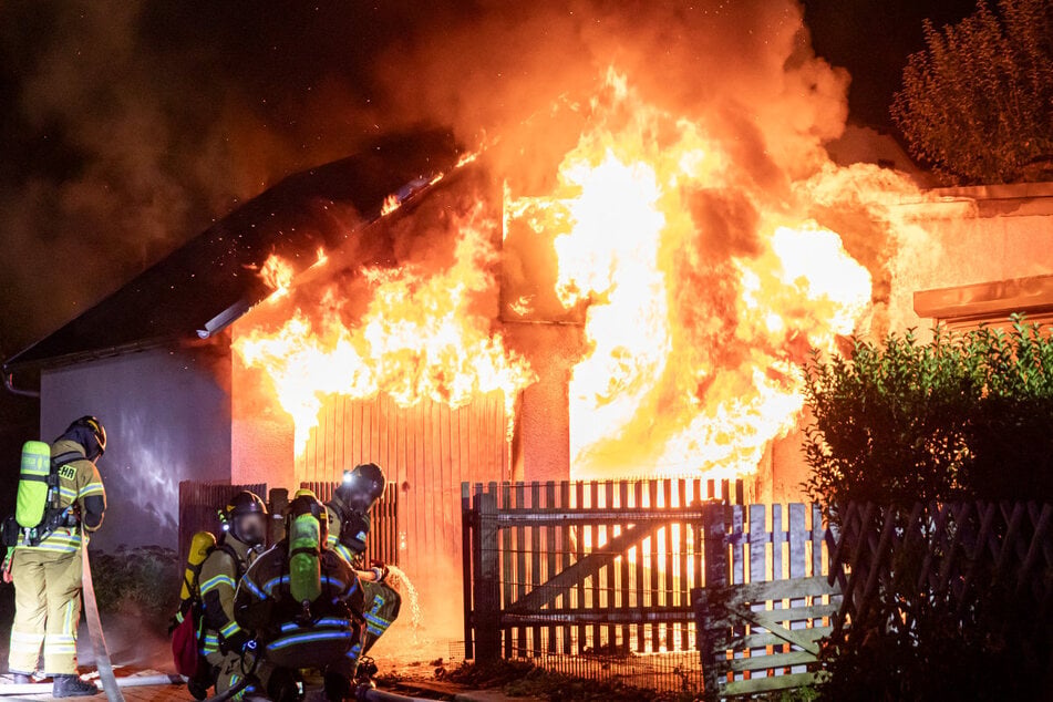 Die Garage stand am Samstagabend komplett in Flammen.