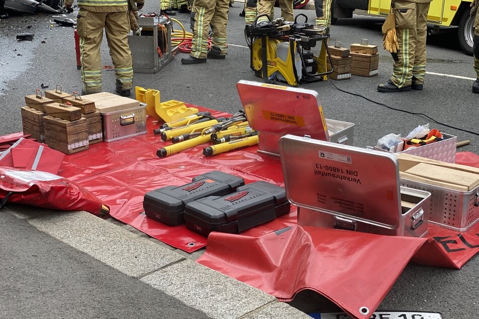 Die Feuerwehr konnte die eingeklemmte Frau (43) mithilfe eines hydraulischen Spreizers befreien.