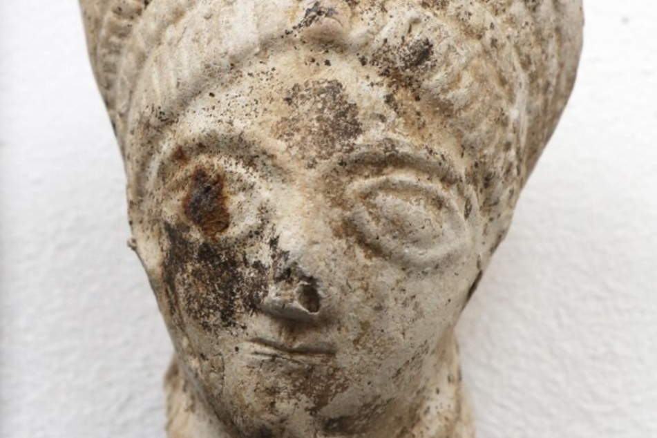 Der etwa acht Zentimeter große Kopf einer römischen Terrakottafigur aus dem 2. Jahrhundert nach Christus.