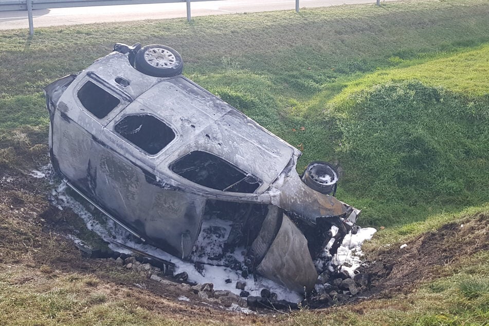 Das Auto der 73-jährigen Fahrerin brannte nach dem Crash komplett aus.