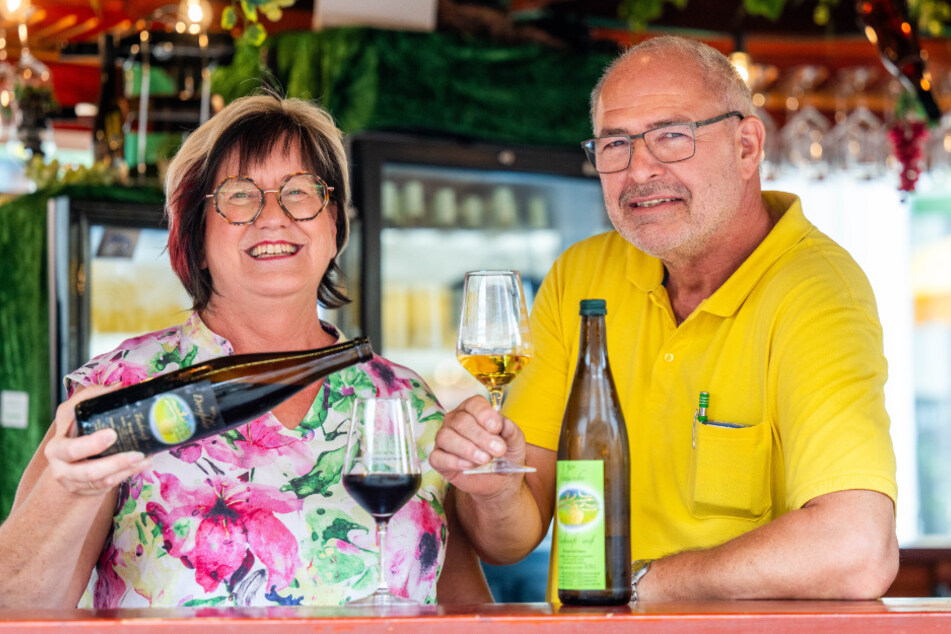 Christel und Rudi Huber (63) aus Bingen am Rhein haben Traubensäfte im Gepäck.