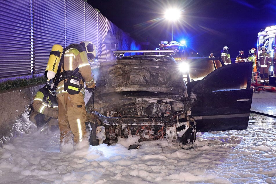 Mit Schaum und Wasser löschten die Kameraden der Feuerwehr das brennende Auto.