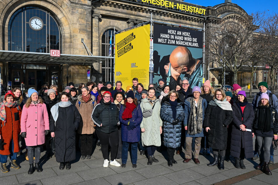 Künstlerinnen und #WOD-Initiatoren am Neustädter Bahnhof vor dem Motiv der Staatsoperette.