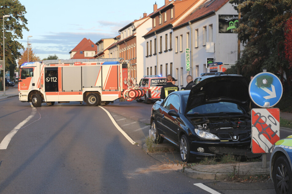 Auto kracht auf Verkehrsinsel: 58-Jähriger bei Unfall schwer verletzt!