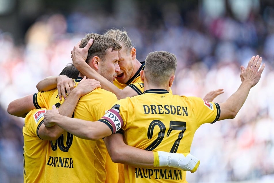 Niklas Hauptmann (29, r.) und Vinko Sapina (30) jubelten mit Christoph Daferner (l.).