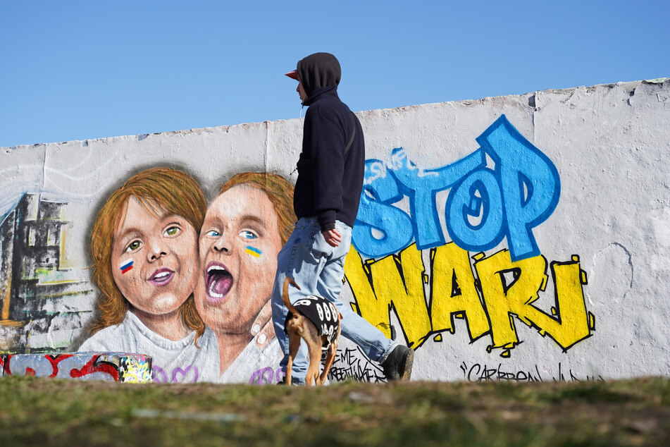 Die Wand im Mauerpark nutzen viele Sprayer für ihre Graffiti-Kunst.