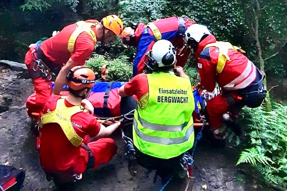Die Bergwacht von Bad Schandau versorgt den verunglückten Mann