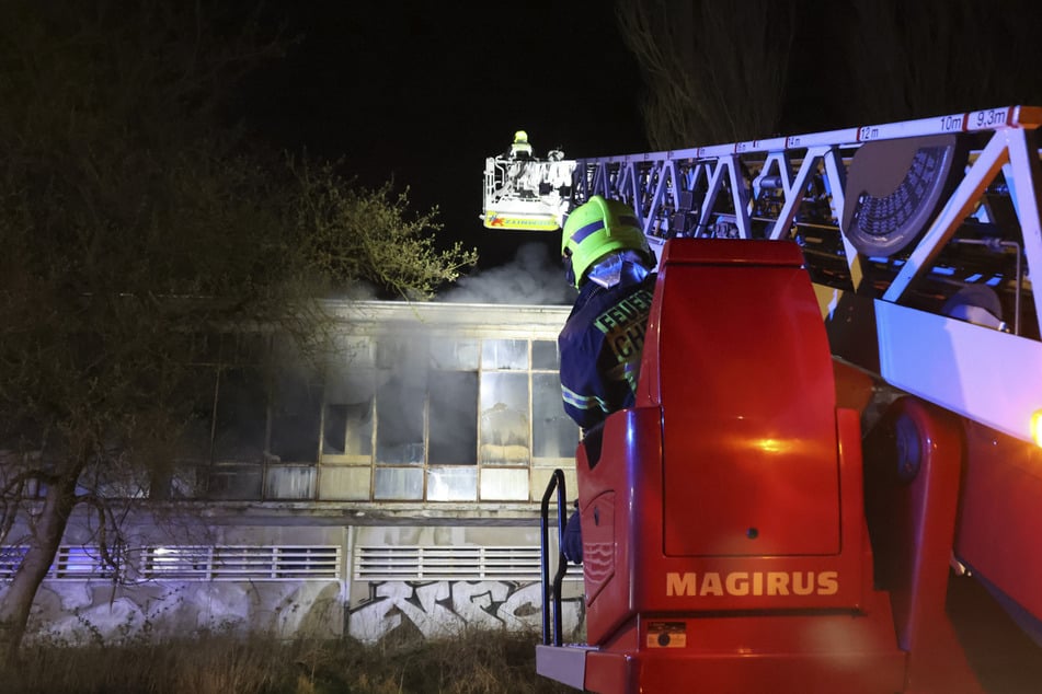 Auf der Schulstraße brannte es in einem leerstehenden Gebäude.