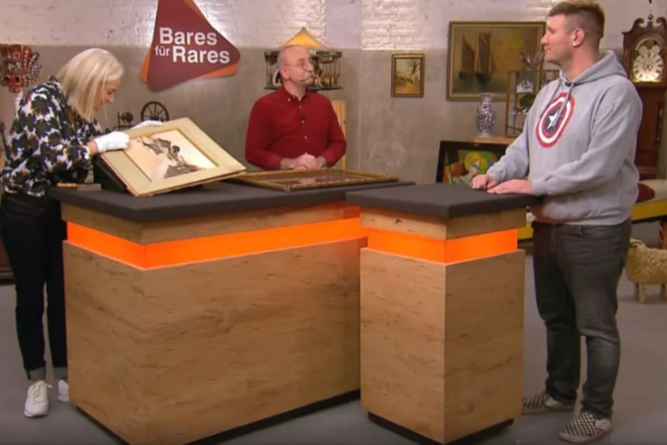 Verkäufer Alexander Schmottlach (r.) aus Herne hat ein altes Gemälde mit zu "Bares für Rares" gebracht.