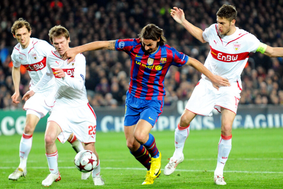 Zlatan Ibrahimovic (Mitte) vom FC Barcelona setzt sich gegen die damaligen VfB-Stars Alexander Hleb (l.) und Matthieu Delpierre (r.) durch.