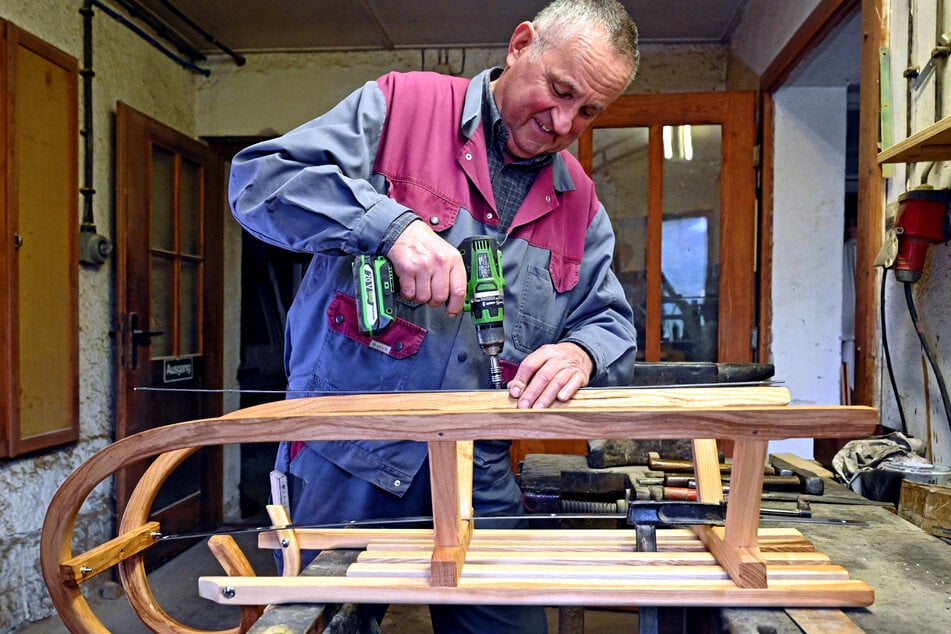 Der letzte Schritt, bevor ein Schlitten ins wilde Schneetreiben entlassen werden darf, ist das Anbringen der Eisenkufen.