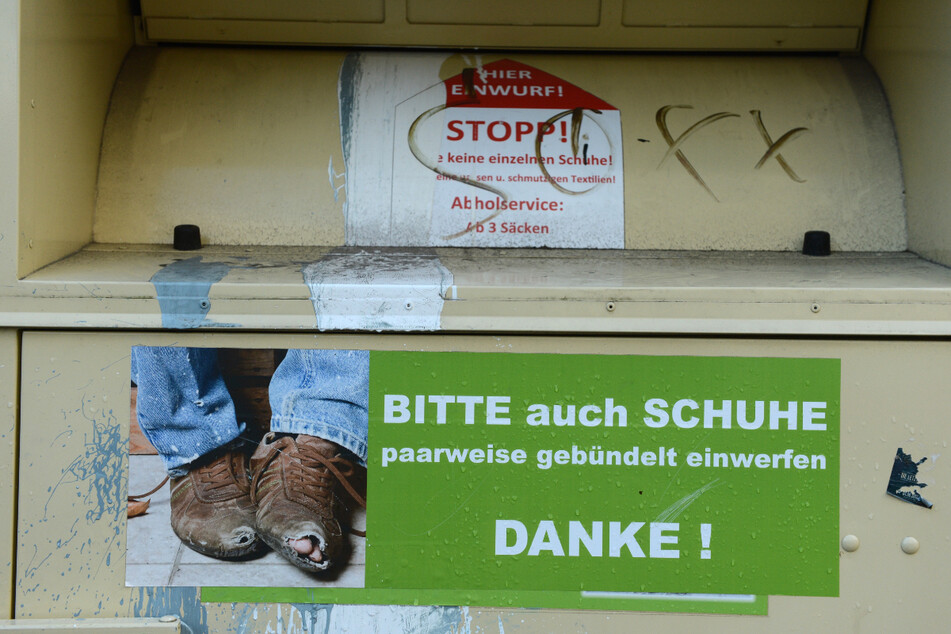Die Feuerwehr sägte den Altkleidercontainer auf. (Symbolbild)