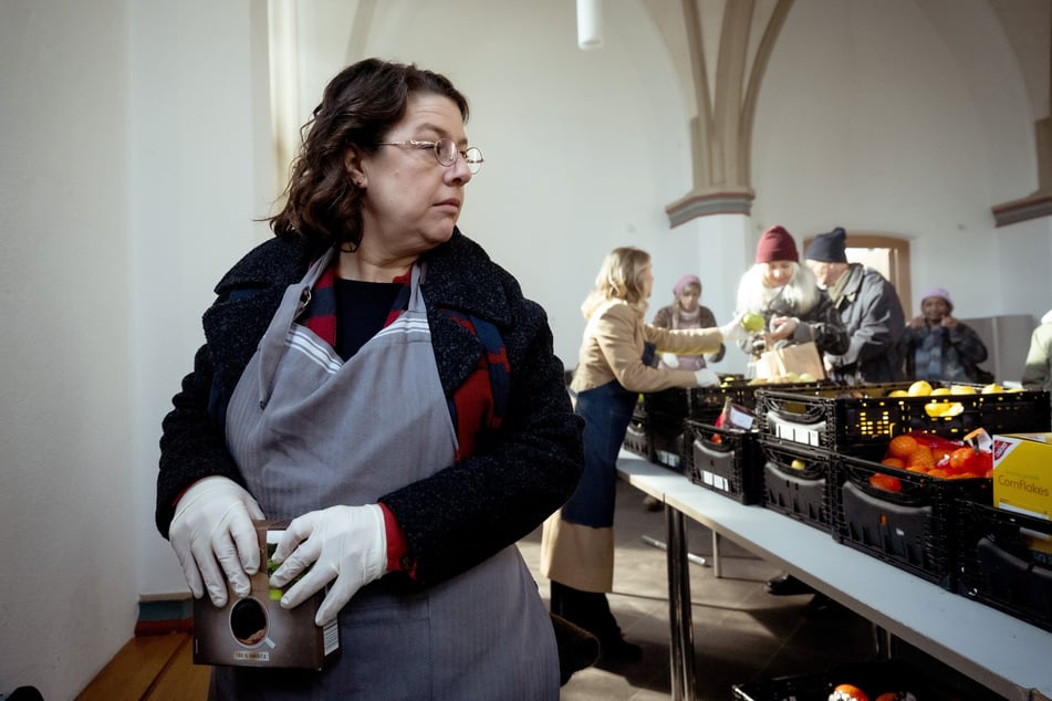 Monika Lehnen (Tilla Kratochwil, 50) beklaut aus purer Verzweiflung sogar die Kölner Tafel.