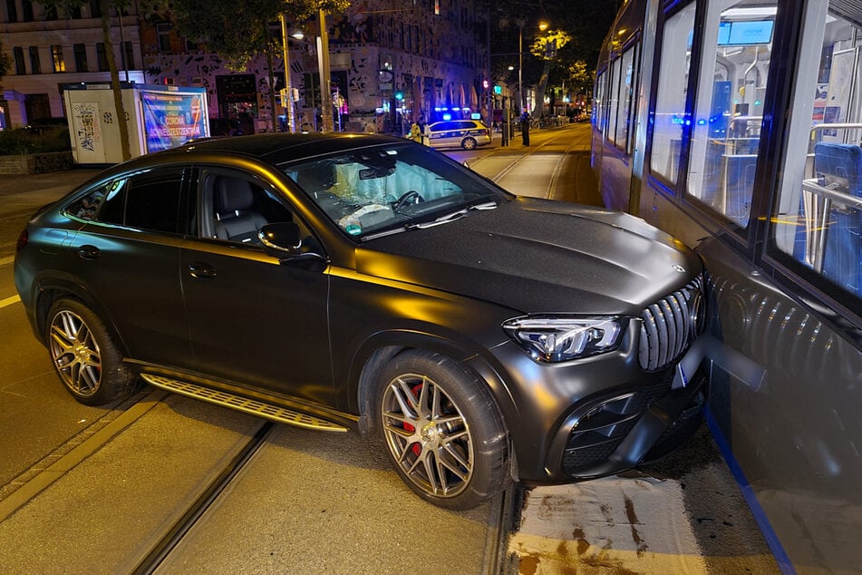 Am späten Samstagabend kollidierte ein Mercedes mit einer Straßenbahn.