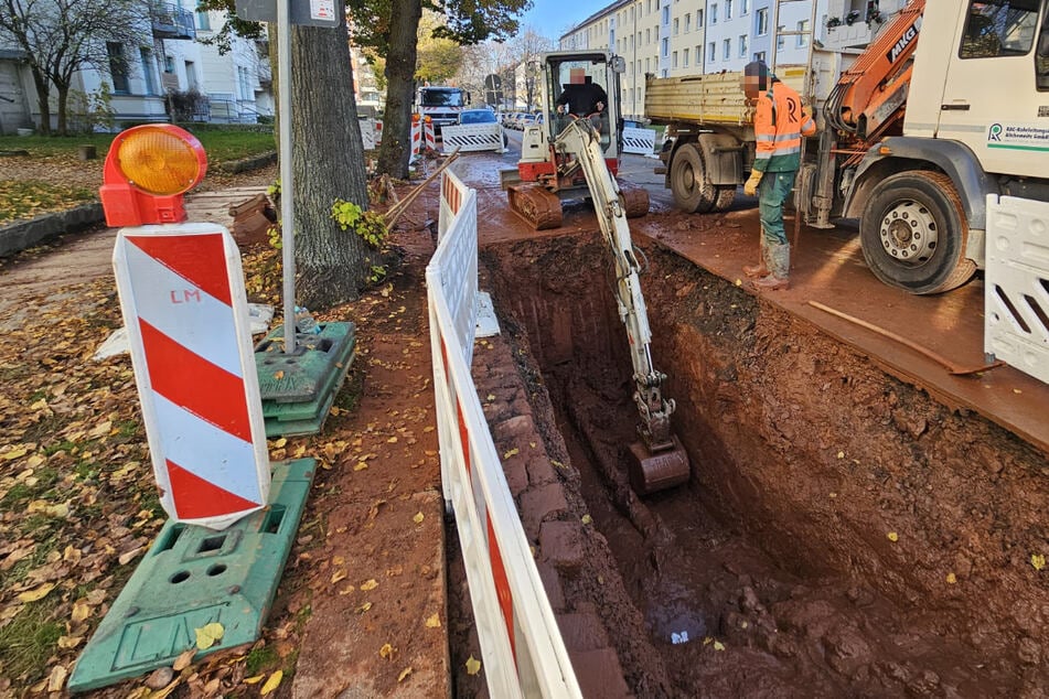 Auf der Walter-Oertel-Straße gab es am Sonntagmorgen einen Wasserrohrbruch. Die Störungsbeseitigung läuft.